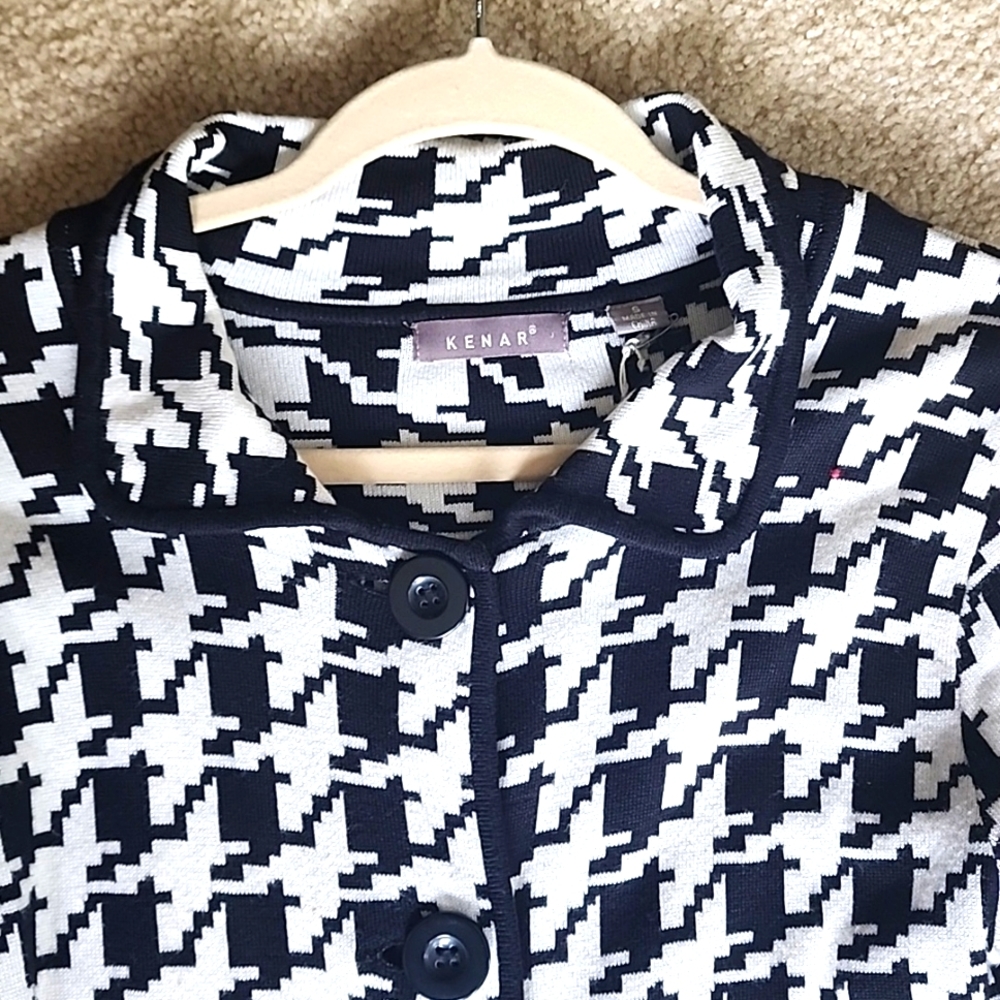 Keep yourself warm but sophisticated in this Kenar sweatercoat in size small.